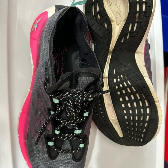 Reebok size 8 sneakers - Picture 2 of 2